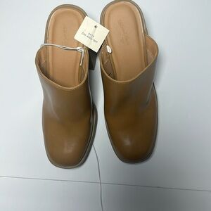 🌼‎ UNIVERAL THREAD EASY ON AND OFF TAN Footwear. Size 9